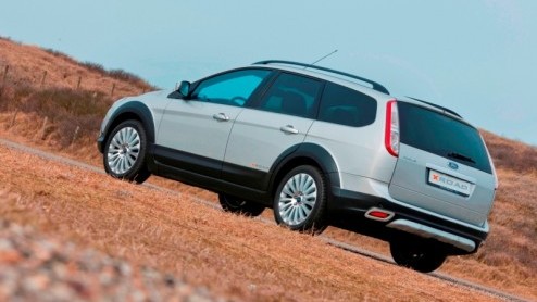 Ford liet m voor het eerst zien op de AutoRAI, en vandaag is het zover: de nieuwe Focus X Road staat bij de dealers. Deze stoere variant is leverbaar met 1.8 benzinemotor en heeft een prijskaart van 