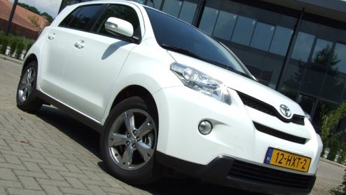 Een hoge(re) zit, een stoer uiterlijk en een bescheiden motor. Dat zijn in een notendop de ingredinten van de Toyota Urban Cruiser. Feitelijk een schot in de roos voor de overgrote meerderheid van on