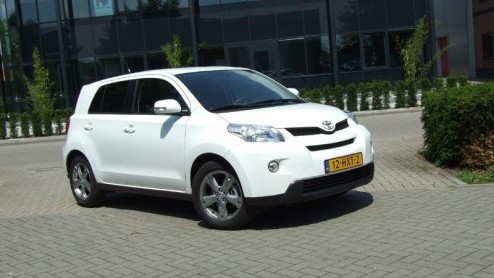 Een hoge(re) zit, een stoer uiterlijk en een bescheiden motor. Dat zijn in een notendop de ingredinten van de Toyota Urban Cruiser. Feitelijk een schot in de roos voor de overgrote meerderheid van on
