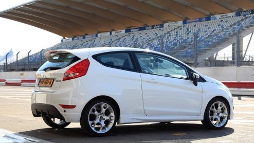 Een Fiesta ST heeft Ford (nog) niet, maar de nieuwe Fiesta Sport blijkt een uitstekende invalkracht. Met een koets vol agressie, het afgetrainde onderstel, indrukwekkende cockpit, en een vinnige 1.6 k