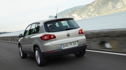 Volkswagen heeft diverse modellen deze zomer flink afgeprijsd. De voorraad moet de deur uit en dus worden bij de Tiguan twee dieseluitvoeringen en een benzinevariant met automaat maximaal 4 mille goed