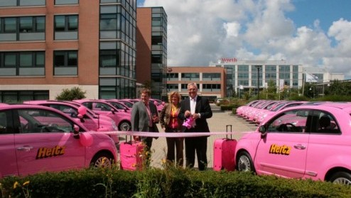 Hertz Autoverhuur neemt 25 stuks Fiat 500 Rosa op in de vloot. Deze Barbie Edition -gebouwd in een oplage van 600 exemplaren- doet zijn naam eer aan, want zowel de koetskleur als het interieur is felr