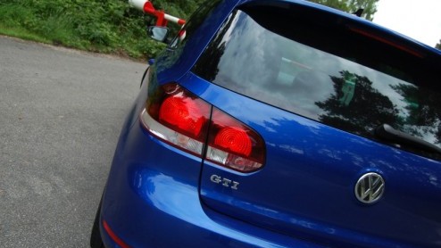 Het is duidelijk. De nieuwe Volkswagen Golf GTI moet en zal weer gezien worden. Niet langer hoeft de liefhebberseditie onder de plak gehouden te worden met enkel een set grotere wielen, subtiele uitla