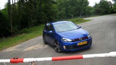 Het is duidelijk. De nieuwe Volkswagen Golf GTI moet en zal weer gezien worden. Niet langer hoeft de liefhebberseditie onder de plak gehouden te worden met enkel een set grotere wielen, subtiele uitla