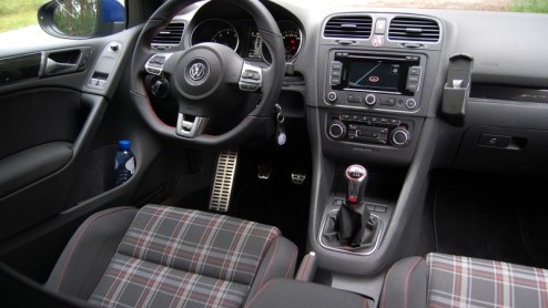 Het is duidelijk. De nieuwe Volkswagen Golf GTI moet en zal weer gezien worden. Niet langer hoeft de liefhebberseditie onder de plak gehouden te worden met enkel een set grotere wielen, subtiele uitla