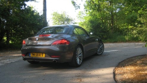 De nieuwe BMW Z4 is n brok verwennerij voor de sportieve levensgenieter. Leuk tijdverdrijf voor naast bijvoorbeeld een 5-serie Touring, maar nu ook praktischer ingesteld om eens alln op de oprit t