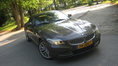 De nieuwe BMW Z4 is n brok verwennerij voor de sportieve levensgenieter. Leuk tijdverdrijf voor naast bijvoorbeeld een 5-serie Touring, maar nu ook praktischer ingesteld om eens alln op de oprit t