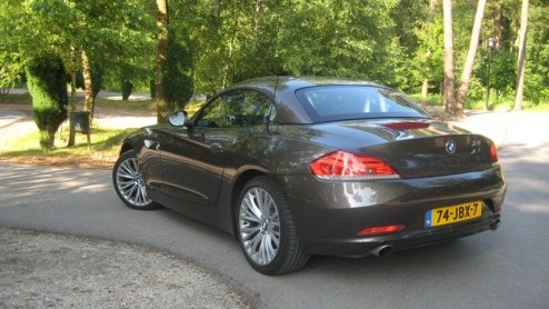 De nieuwe BMW Z4 is n brok verwennerij voor de sportieve levensgenieter. Leuk tijdverdrijf voor naast bijvoorbeeld een 5-serie Touring, maar nu ook praktischer ingesteld om eens alln op de oprit t