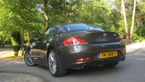De nieuwe BMW Z4 is n brok verwennerij voor de sportieve levensgenieter. Leuk tijdverdrijf voor naast bijvoorbeeld een 5-serie Touring, maar nu ook praktischer ingesteld om eens alln op de oprit t