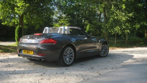 De nieuwe BMW Z4 is n brok verwennerij voor de sportieve levensgenieter. Leuk tijdverdrijf voor naast bijvoorbeeld een 5-serie Touring, maar nu ook praktischer ingesteld om eens alln op de oprit t