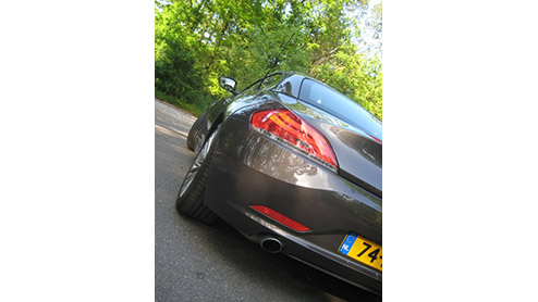 De nieuwe BMW Z4 is n brok verwennerij voor de sportieve levensgenieter. Leuk tijdverdrijf voor naast bijvoorbeeld een 5-serie Touring, maar nu ook praktischer ingesteld om eens alln op de oprit t