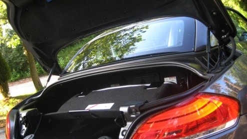 De nieuwe BMW Z4 is n brok verwennerij voor de sportieve levensgenieter. Leuk tijdverdrijf voor naast bijvoorbeeld een 5-serie Touring, maar nu ook praktischer ingesteld om eens alln op de oprit t