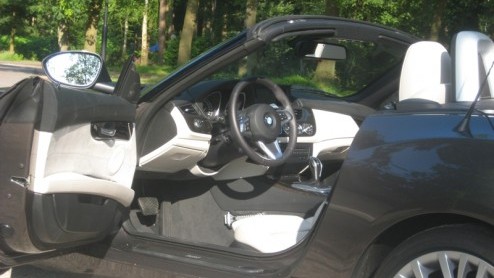 De nieuwe BMW Z4 is n brok verwennerij voor de sportieve levensgenieter. Leuk tijdverdrijf voor naast bijvoorbeeld een 5-serie Touring, maar nu ook praktischer ingesteld om eens alln op de oprit t