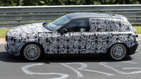 De nieuwe BMW 1-serie staat gepland voor 2011. Naar verluid heeft het merk naast de hatchbacks, coup- en cabrioletversie nog een carrosserievariant in petto. Een vijfdeurs prototype heeft zich inmidd