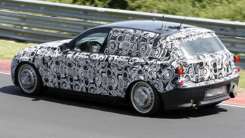 De nieuwe BMW 1-serie staat gepland voor 2011. Naar verluid heeft het merk naast de hatchbacks, coup- en cabrioletversie nog een carrosserievariant in petto. Een vijfdeurs prototype heeft zich inmidd