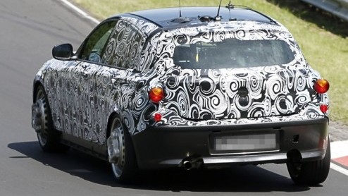 De nieuwe BMW 1-serie staat gepland voor 2011. Naar verluid heeft het merk naast de hatchbacks, coup- en cabrioletversie nog een carrosserievariant in petto. Een vijfdeurs prototype heeft zich inmidd