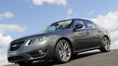 Ze zullen bij Saab wel balen, maar voor ons is het goed nieuws: dit is de nieuwe Saab 9-5 in volle glorie. Na talloze spionagebeelden kent het design van het nieuwe Zweedse vlaggenschip dan geen gehei