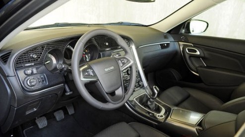 Ze zullen bij Saab wel balen, maar voor ons is het goed nieuws: dit is de nieuwe Saab 9-5 in volle glorie. Na talloze spionagebeelden kent het design van het nieuwe Zweedse vlaggenschip dan geen gehei