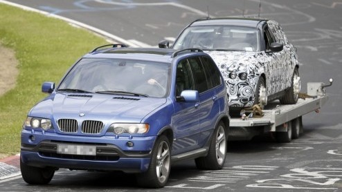 Kijk deze BMW X5 eens presteren. Hij neemt de gisteren gesignaleerde nieuwe 1-serie mee op zijn rug, nadat deze plots in 'de Groene Hel' niet meer op eigen kracht verder kon. Het zijn tenslotte protot