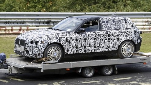 Kijk deze BMW X5 eens presteren. Hij neemt de gisteren gesignaleerde nieuwe 1-serie mee op zijn rug, nadat deze plots in 'de Groene Hel' niet meer op eigen kracht verder kon. Het zijn tenslotte protot
