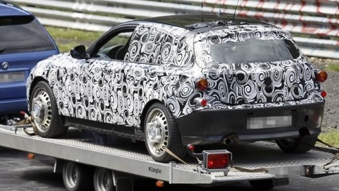 Kijk deze BMW X5 eens presteren. Hij neemt de gisteren gesignaleerde nieuwe 1-serie mee op zijn rug, nadat deze plots in 'de Groene Hel' niet meer op eigen kracht verder kon. Het zijn tenslotte protot