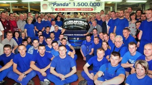 De Fiat Panda, wie kent m niet? Inmiddels zijn van deze compacte Italiaan al 1.5 miljoen exemplaren geproduceerd, want vandaag rolde het betreffende exemplaar van de band. En daar moet natuurlijk eve