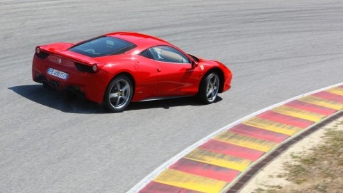 Goedemorgen! Ferrari verrast ons met de eerste beelden van de nieuwe Ferrari 458 Italia en geeft ook al vele details vrij. Hoeven we toch niet te wachten tot de IAA Frankfurt in september! Update: In