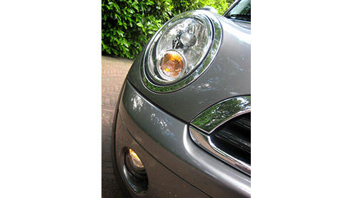 Minis, ze blijven leuk. De overbekende, maar eigentijdse looks, scherpe besturing en talloze smaakvolle opties houden het Britse rij-ijzer ongekend populair. Een ding knaagt er toch wel een beetje: d