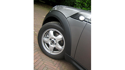 Minis, ze blijven leuk. De overbekende, maar eigentijdse looks, scherpe besturing en talloze smaakvolle opties houden het Britse rij-ijzer ongekend populair. Een ding knaagt er toch wel een beetje: d