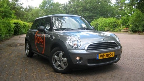 Minis, ze blijven leuk. De overbekende, maar eigentijdse looks, scherpe besturing en talloze smaakvolle opties houden het Britse rij-ijzer ongekend populair. Een ding knaagt er toch wel een beetje: d