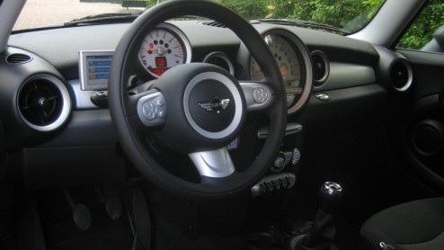 Minis, ze blijven leuk. De overbekende, maar eigentijdse looks, scherpe besturing en talloze smaakvolle opties houden het Britse rij-ijzer ongekend populair. Een ding knaagt er toch wel een beetje: d