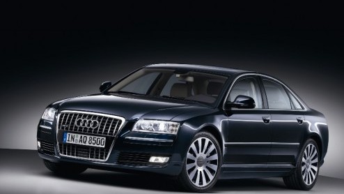 De nieuwe Audi A8 is in aantocht. Tot het moment van onthulling wordt de huidige generatie nog even aantrekkelijk belicht. Audi introduceert de Advance-uitvoering, vol met luxe en verwennerij voor een