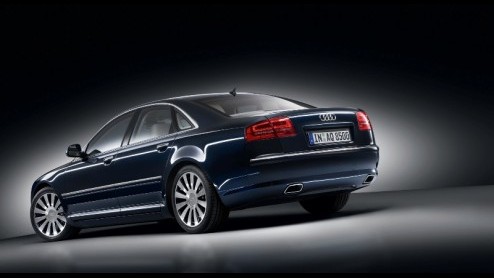 De nieuwe Audi A8 is in aantocht. Tot het moment van onthulling wordt de huidige generatie nog even aantrekkelijk belicht. Audi introduceert de Advance-uitvoering, vol met luxe en verwennerij voor een