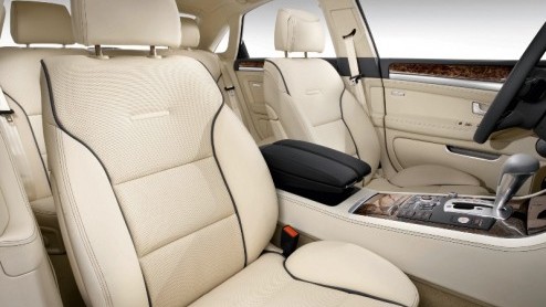 De nieuwe Audi A8 is in aantocht. Tot het moment van onthulling wordt de huidige generatie nog even aantrekkelijk belicht. Audi introduceert de Advance-uitvoering, vol met luxe en verwennerij voor een