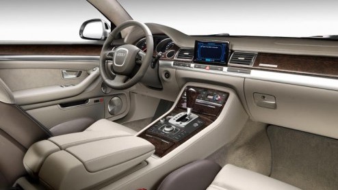 De nieuwe Audi A8 is in aantocht. Tot het moment van onthulling wordt de huidige generatie nog even aantrekkelijk belicht. Audi introduceert de Advance-uitvoering, vol met luxe en verwennerij voor een