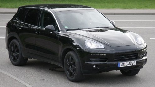 Porsche is er maar druk mee, de Cayenne is een succes en de nieuwe moet het wederom gaan maken. Opnieuw als diesel, maar ook met nieuwe motoren en minder kilos. Bovendien krimpt de nieuwe Cayenne voo