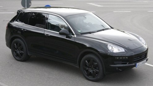 Porsche is er maar druk mee, de Cayenne is een succes en de nieuwe moet het wederom gaan maken. Opnieuw als diesel, maar ook met nieuwe motoren en minder kilos. Bovendien krimpt de nieuwe Cayenne voo