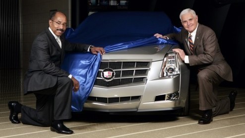 Cadillac laat vast een klein stukje zien van de nieuwe CTS, die in januari op de autoshow in Detroit wordt onthuld. Designchef Ed Welburn en ontwikkelingschef Bob Lutz, halen hier een stukje laken af