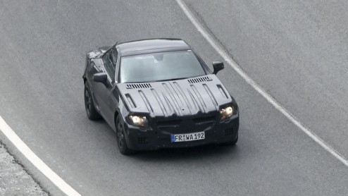 De nieuwe Mercedes-Benz SLK in vermomming reed weer langs de lens van onze spionagefotograaf. Ook deze derde variant krijgt een inklapbare hardtop, maar rekent wel af met een op de F1 genspireerde ne