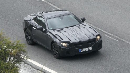 De nieuwe Mercedes-Benz SLK in vermomming reed weer langs de lens van onze spionagefotograaf. Ook deze derde variant krijgt een inklapbare hardtop, maar rekent wel af met een op de F1 genspireerde ne