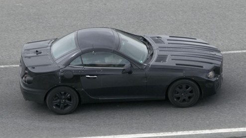 De nieuwe Mercedes-Benz SLK in vermomming reed weer langs de lens van onze spionagefotograaf. Ook deze derde variant krijgt een inklapbare hardtop, maar rekent wel af met een op de F1 genspireerde ne