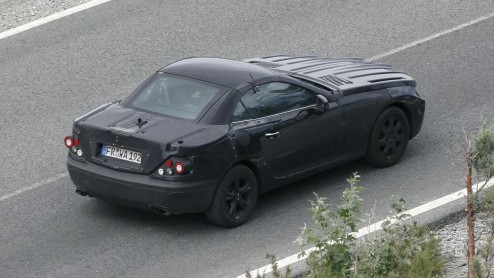 De nieuwe Mercedes-Benz SLK in vermomming reed weer langs de lens van onze spionagefotograaf. Ook deze derde variant krijgt een inklapbare hardtop, maar rekent wel af met een op de F1 genspireerde ne