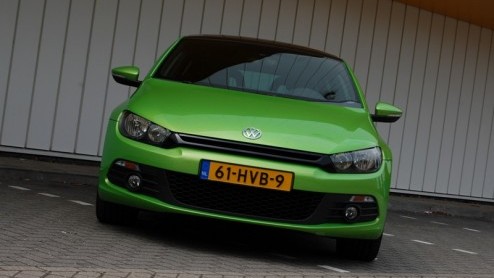Het zal ons niet verbazen wanneer de Volkswagen Scirocco 2.0 TDI rijder met een grote glimlach achter het stuur zit. Wat moet hij/zij trots zijn deze sportieve rakker van de baas te mogen verkiezen bo