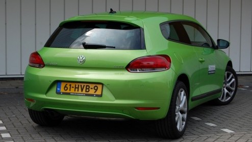 Het zal ons niet verbazen wanneer de Volkswagen Scirocco 2.0 TDI rijder met een grote glimlach achter het stuur zit. Wat moet hij/zij trots zijn deze sportieve rakker van de baas te mogen verkiezen bo