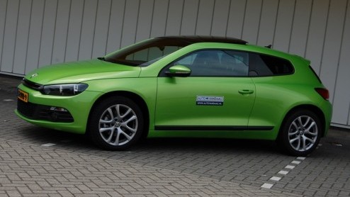 Het zal ons niet verbazen wanneer de Volkswagen Scirocco 2.0 TDI rijder met een grote glimlach achter het stuur zit. Wat moet hij/zij trots zijn deze sportieve rakker van de baas te mogen verkiezen bo