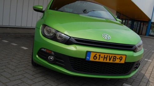 Het zal ons niet verbazen wanneer de Volkswagen Scirocco 2.0 TDI rijder met een grote glimlach achter het stuur zit. Wat moet hij/zij trots zijn deze sportieve rakker van de baas te mogen verkiezen bo