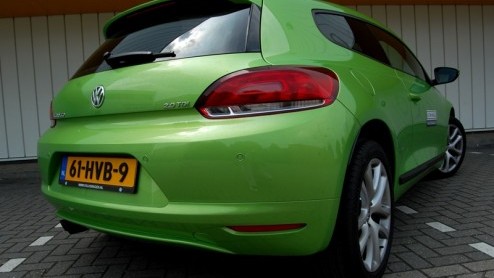 Het zal ons niet verbazen wanneer de Volkswagen Scirocco 2.0 TDI rijder met een grote glimlach achter het stuur zit. Wat moet hij/zij trots zijn deze sportieve rakker van de baas te mogen verkiezen bo