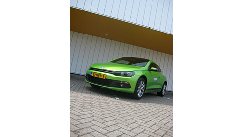 Het zal ons niet verbazen wanneer de Volkswagen Scirocco 2.0 TDI rijder met een grote glimlach achter het stuur zit. Wat moet hij/zij trots zijn deze sportieve rakker van de baas te mogen verkiezen bo