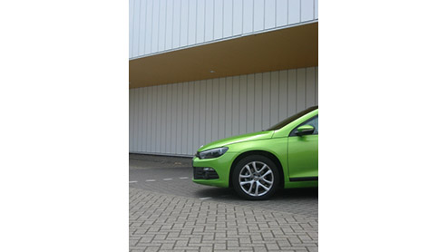 Het zal ons niet verbazen wanneer de Volkswagen Scirocco 2.0 TDI rijder met een grote glimlach achter het stuur zit. Wat moet hij/zij trots zijn deze sportieve rakker van de baas te mogen verkiezen bo