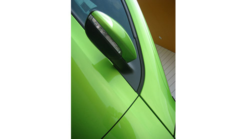 Het zal ons niet verbazen wanneer de Volkswagen Scirocco 2.0 TDI rijder met een grote glimlach achter het stuur zit. Wat moet hij/zij trots zijn deze sportieve rakker van de baas te mogen verkiezen bo